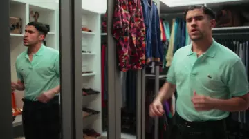 Lacoste green polo shirt worn by Arturo “Kitty” Paez (Bad Bunny) as seen in Narcos: Mexico TV series (S03E03)
