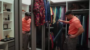 Lacoste polo shirt in salmon pink worn by Arturo “Kitty” Paez (Bad Bunny) as seen in Narcos: Mexico (S03E03)