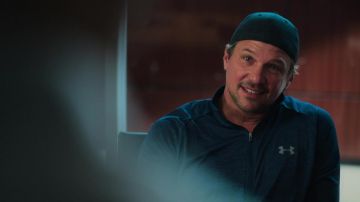 Camisa polo under armour con cremallera usada por el entrenador Bobby (Marc Blucas) como se ve en los atuendos del programa de televisión Swagger (S01E04)