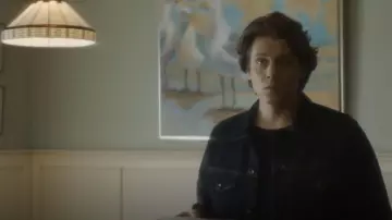 Rag &amp; Bone Définitive Rinsed-Denim Jacket porté par Ace (Alex Saxon) comme on le voit dans la série TV Nancy Drew (S03E05)