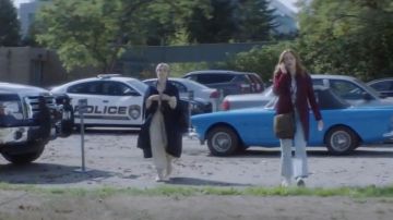 Sandro Virgila revisó el abrigo de capa de mezcla de lana de doble cara usado por Temperance Hudson (Bo Martyn) como se ve en el programa de televisión Nancy Drew (S03E05)