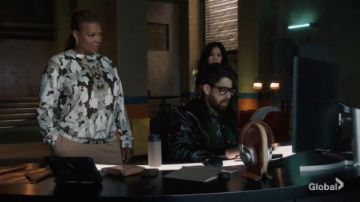 Givenchy G-link boucles d&#39;oreilles bicolores portées par Robyn McCall (Queen Latifah) comme on le voit dans les tenues de la série télévisée The Equalizer (S02E05)