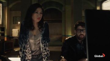 R13 Navy & Off-White Long Cardigan usado por Melody 'Mel' Bayani (Liza Lapira) como se ve en los trajes del programa de televisión The Equalizer (Temporada 2 Episodio 5)