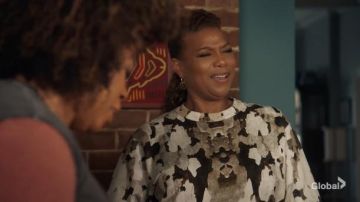 Burberry camouflage imprimé sweat-shirt porté par Robyn McCall (Queen Latifah) comme on le voit dans The Equalizer série TV garde-robe (Saison 2 Épisode 5)