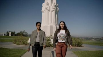 Mother Denim The Sinful Reap What You Sow Camiseta usada por Lucy Chen (Melissa O'Neil) como se ve en los atuendos de la serie de televisión The Rookie (S04E06)