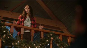 Island Lake Camp Staff T-Shirt de Natalie Bauer (Nina Dobrev) dans Love Hard