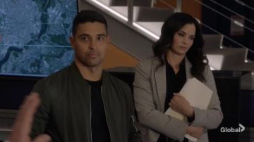 La théorie à Manches Longues Tenia Chemisier boutonné porté par Jessica Knight (Katrina Law) comme on le voit dans les tenues de l'émission de télévision NCIS (S19E07)