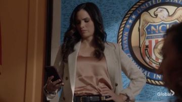 Brunello Cucinelli Stretch-soie satin débardeur porté par Jessica Knight (Katrina Law) comme on le voit dans les tenues de la série télévisée NCIS (Saison 19 Épisode 7)