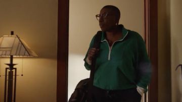 Staud French Terry Zip-Front Sweat-shirt porté par Henrietta 'Hen' Wilson (Aisha Hinds) comme on le voit dans le 9-1-1 TV show garde-robe (S05E07)