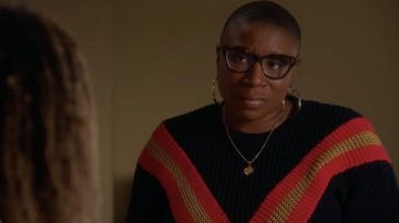 Rag &amp; Bone Leon surdimensionné rayé côtelé en coton mélangé chandail porté par Henrietta 'Hen' Wilson (Aisha Hinds) comme on le voit dans le 9-1-1 (S05E07)
