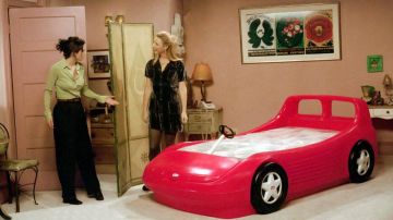 La robe en velour gris de Phoebe Buffay (Lisa Kudrow) dans la série Friends (Saison 3 Episode 7)