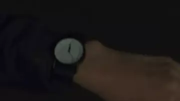 El reloj Tid usado por Kang Sae-byeok (HoYeon Jung) en la serie Squid Game (S01E02)