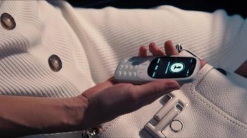 Nokia 3310 mobile phone used by Madeleine (Léa Seydoux) as seen in No Time to Die