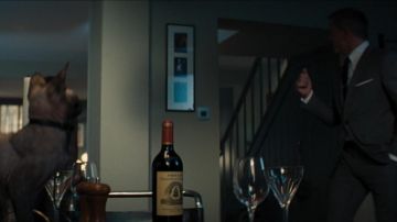 Bouteille de vin Château Angélus Premier Grand Cru dans la maison Madeleine comme on le voit dans Pas le temps de mourir