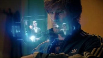 La veste de survêtement Adidas bleue portée par Cédric (Philippe Lacheau) dans le film Super-héros malgré lui