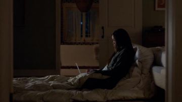 Bella Dahl Plissé Avant Imprimé Pantalon de Jogging porté par Brianna 'Professeur de Sexe' (Eve) comme on le voit dans les tenues de la série télévisée Queens (S01E04)