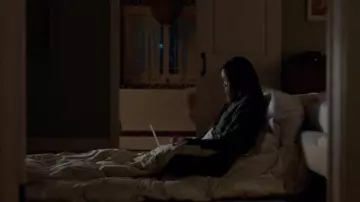 Bella Dahl Pleat Front Printed Jogger Pants worn by Brianna 'Professor Sex' (Eve) as seen in Queens Tv series outfits (S01E04)