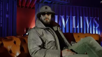 La doudoune à carreaux Mackage portée par SCH dans la vidéo Assoces | Deezer Session