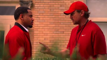 Nike Red Polo Shirt usado por el entrenador Bobby (Marc Blucas) como se ve en los atuendos del programa de televisión Swagger (Temporada 1 Episodio 5)