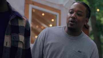 Camiseta Nike Grey Pocket usada por Yogi (Christopher Powell) como se ve en los atuendos del programa de televisión Love Life (S02E08)