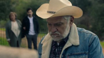 Levi's Sherpa Denim Jacket porté par Casimiro 'Pop' Morales (Joaquín Cosío) comme on le voit dans Gentefied séries télévisées tenues (S02E08)