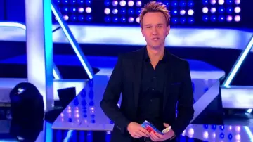 The blazer jacket with blue border on the pocket and the shoulders + 3 buttons on the sleeve of Cyril Féraud in the show Slam