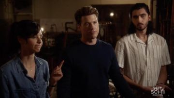 Camisa vaquera de Bella Dahl usada por Zari Tomaz (Tala Ashe) como se ve en el vestuario de la serie de televisión Legends of Tomorrow de DC (S07E05)