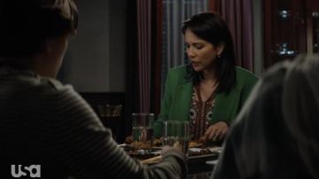 Alice + Olivia Reilly Floral Ruffle Tie Neck Top usado por Bree Wheeler (Lexa Doig) como se ve en el vestuario de la serie Chucky Tv (S01E05)