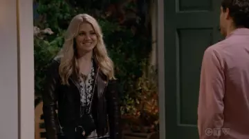 See by Chloé Hana Leather Chain Wallet worn by Gina Dabrowski (Annaleigh Ashford) as seen in B Positive (S02E05)