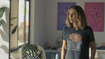 Billabong Day Tripper Tee worn by Lennon (Madison Iseman) as seen in I Know What You Did Last Summer (S01E07)