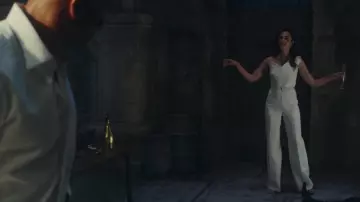 Traje blanco de Roland Mouret usado por The Bishop (Gal Gadot) como se ve en el vestuario de la película Red Notice