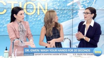 Alexander McQueen motif à carreaux robe sans manches porté par Alex Levy (Jennifer Aniston) comme on le voit dans The Morning Show TV show tenues (S02E09)