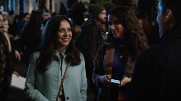 A.P.C. Poupée abrigo de un solo pecho usado por Claire Conway (Bel Powley) como se ve en los atuendos de la serie de televisión The Morning Show (S02E09)