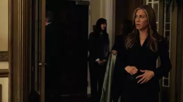 Dior Laced Palto Veste portée par Alex Levy (Jennifer Aniston) comme on le voit dans L&#39;Émission du Matin des tenues de la série Télé (S02E09)