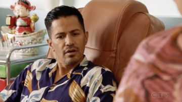Paradise Found Calla lily Hawaiian purple shirt worn by Thomas Magnum (Jay Hernandez) as seen in Magnum P.I. TV series outfits (S04E06)
