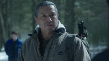 Chaqueta gris de paredes usada por Abraham Brown (Gregory Norman Cruz) como se ve en los atuendos de la serie de televisión Dexter: New Blood (Temporada 1 Episodio 2)