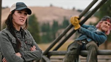 Chaqueta de mezclilla de Levi's en negro usada por Mia (Eden Brolin) como se ve en el vestuario de la serie de televisión yellowstone (Temporada 4 Episodio 3)