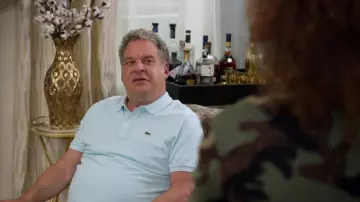 Polo lacoste en azul claro usado por Jeff Greene (Jeff Garlin) como se ve en los atuendos de la serie de televisión Curb Your Enthusiasm (Temporada 11 Episodio 4)