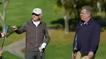 Chaqueta de sarga azul marino de Lacoste usada por Jeff Greene (Jeff Garlin) como se ve en los atuendos del programa de televisión Curb Your Enthusiasm (Temporada 11 Episodio 4)