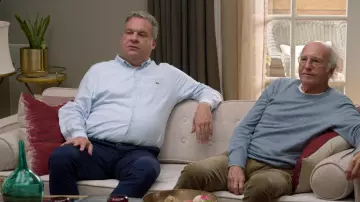 Camisa Lacoste Oxford en azul claro usada por Jeff Greene (Jeff Garlin) como se ve en el vestuario del programa de televisión Curb Your Enthusiasm (Temporada 11 Episodio 4)