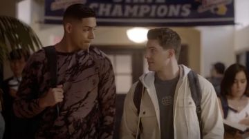 Zella Jamie Crewneck Pull porté par Jordan Baker (Michael Evans Behling) comme on le voit dans Toutes les tenues de l'émission de télévision américaine (Saison 4 Épisode 4)