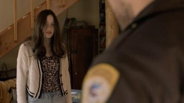 Conectado por IOT Juniors' Varsity Cable-Knit Cardigan usado por Madison Ryan (Lola Reid) como se ve en el vestuario del programa de televisión Big Sky (S02E05)
