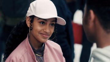 White Hat Cap porté par Kira King (Lexi Underwood) comme on le voit dans le film Sneakerella