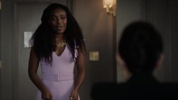 French Connection Whisper Ruffled V-Neck Mini Vestido usado por LaDonna Landry (Khailah Johnson) como se ve en el vestuario de la serie de televisión 4400 (S01E03)