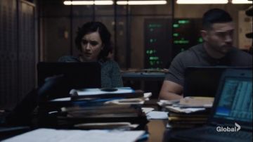 Bella Dahl Imprimé Ourlet Arrondi Chemise boutonnée portée par l'Agent Spécial Hana Gibson (Keisha Castle-Hughes) comme on le voit dans FBI: Most Wanted série TV garde-robe (S03E07)