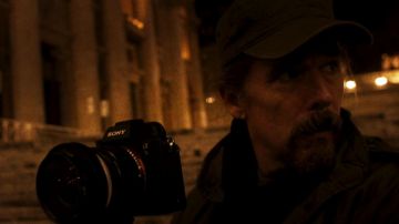 Cámara Sony utilizada por J.J. (Ethan Hawke) como se ve en la película Zeros and Ones