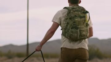 Camo sac à dos porté par Briggs (Channing Tatum) comme on le voit dans Chien