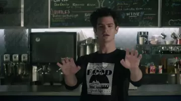 Camiseta de Moondance 'Good Food Fresh coffee' usada por Jon (Andrew Garfield) como se ve en tick, tick... ¡AUGE! película