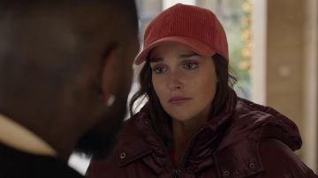 Gorra de pana de Mel (Camille Lou) en la serie Christmas Flow (S01E03)