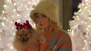 El bob de imitación de oveja verde de Mel (Camille Lou) en la serie Christmas Flow (S01E01)